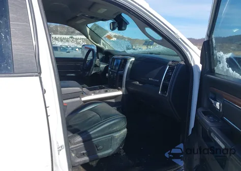 2018 Ram 1500 Laramie 4X4 6'4 Box z USA, uszkodzony, nr VIN 1C6RR7VT2JS180586